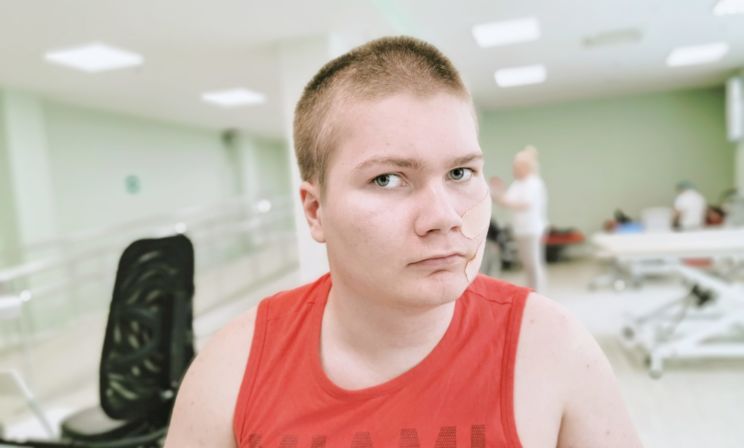 Лешу избили до полусмерти, когда он заступился за девушку. Чтобы встать на ноги, нужна реабилитация