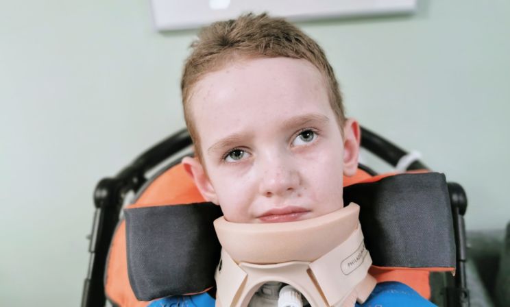 Лешу укусил зараженный клещ. Он впал в кому, а теперь не может ходить и говорить