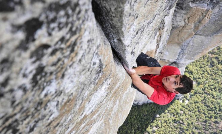 «Ты один и без снаряжения, а любая ошибка грозит смертью». Как подняться на скалу высотой в километр