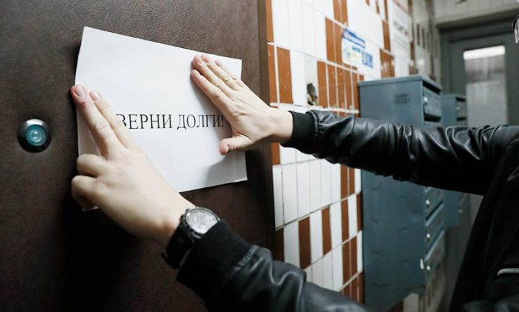 «Они угрожали выбить окна и спалить дом». Должников по кредитам стало больше, коллекторы не дают им покоя