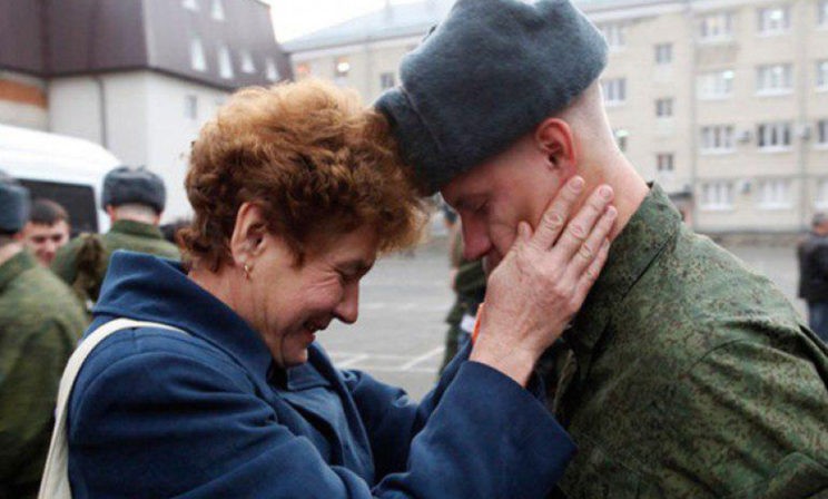 «Диверсант на каблуках с колбасой в руках». Как мать к сыну в часть через забор залезла