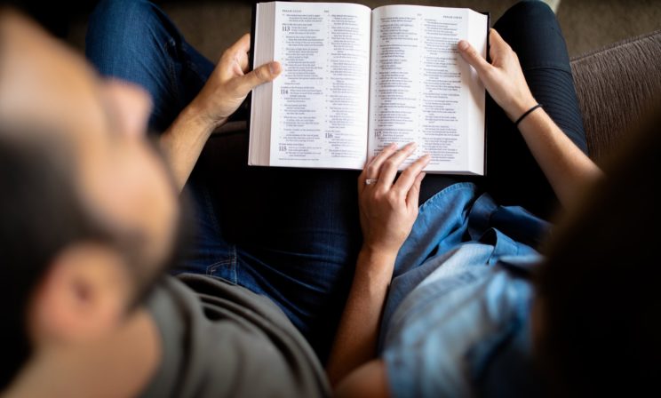 «Священное и в золотом окладе». Что мешает людям просто сесть и почитать Евангелие