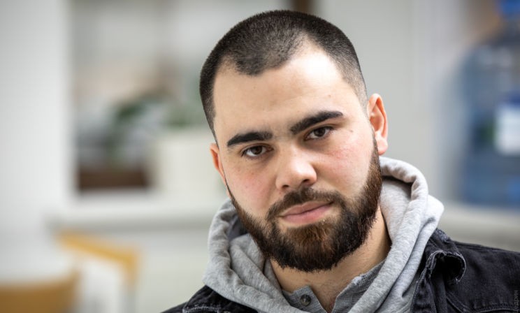 «Во мне было 50 осколков, и я выжил». Протезист — о теракте, жизни без ноги и границах в голове