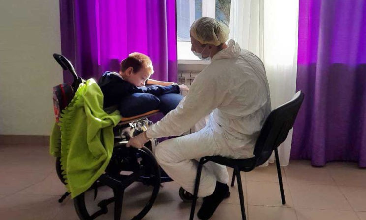 «Дарина раздирала себе лицо от скуки». Волонтеры остались с детьми в интернате, закрытом на карантин
