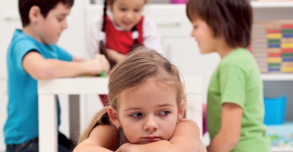 «Все злые, и никто не хочет со мной играть!» — говорит ребенок. Мчаться ли в школу, чтобы решить его проблему?