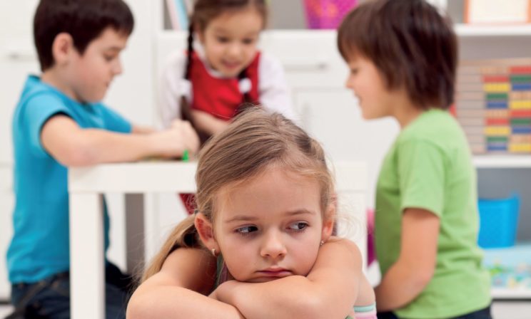 «Все злые, и никто не хочет со мной играть!» — говорит ребенок. Мчаться ли в школу, чтобы решить его проблему?