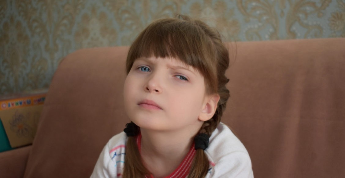 В 7 лет Соня не может говорить и ходить. Но врачи не знают почему