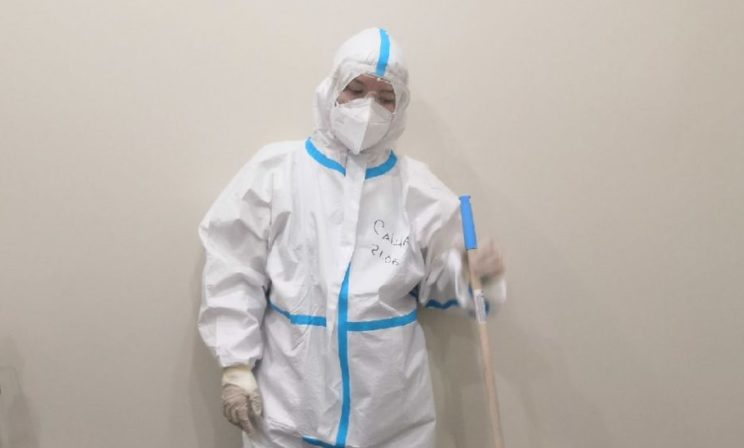 «Из затопленного туалета мы вычерпывали по 12 ведер». Санитарке ковидного госпиталя заплатили 13 тысяч и уволили