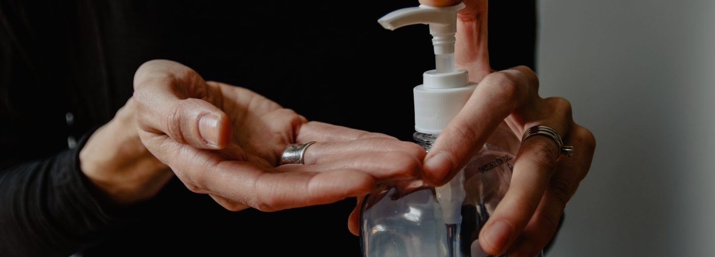 Часто моем руки, а тут еще перчатки. Как защитить кожу и что делать аллергикам