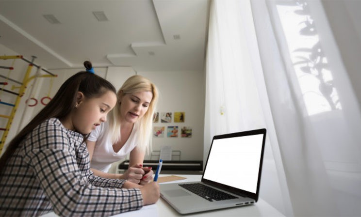 «Мы все заигрались в школу». Мама троих детей — об итогах дистанционной учебы