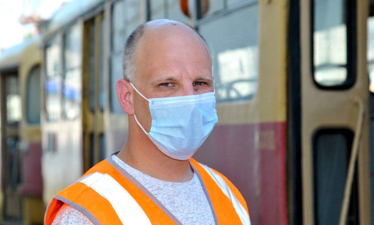 «Не было даже мысли самоизолироваться». Кассир, фармацевт, курьер, дворник и водитель — о работе в пандемию