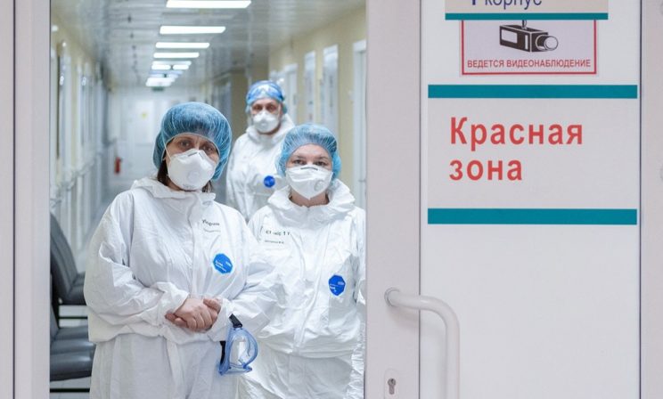 «Врачи были как ангелы — под масками мы не видели их лиц». Протоиерей Константин Островский вылечился от ковида