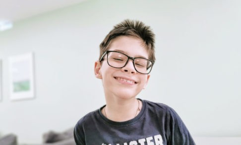 До операции Саша жил с болью. Теперь он сможет ходить, но нужна реабилитация