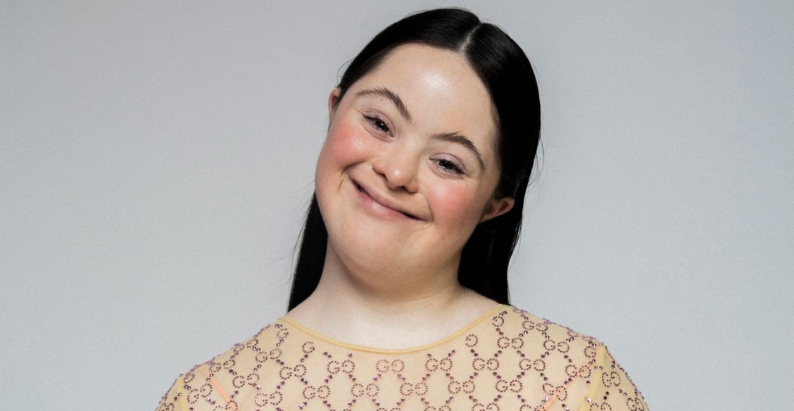 «Иногда люди говорят с моей мамой вместо меня». Модель с синдромом Дауна стала лицом Gucci