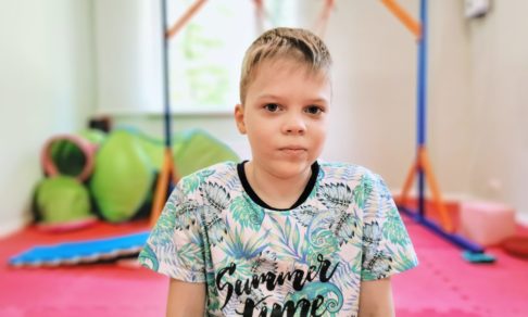 Матвей мечтает снова научиться ходить. Но пока его ноги — это коляска