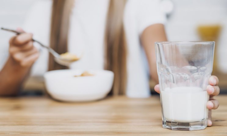 «Вызывает угри, накачано антибиотиками, а лучшее — парное». Правда и мифы о молоке — чему верить?