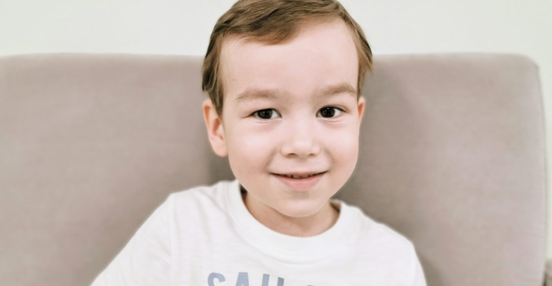 Мама мечтает, чтобы Никита снова бегал. В пять лет его наполовину парализовало после операции на мозге