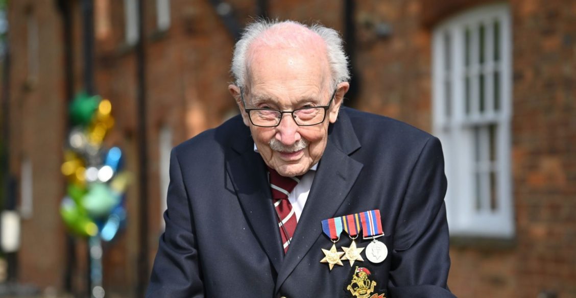 100-летний ветеран собрал более 40 миллионов долларов для больниц. После этого королева посвятила его в рыцари