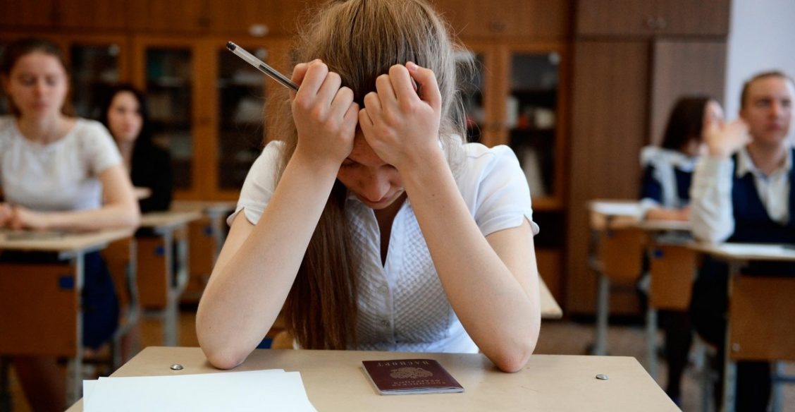 «За госсчет мы готовим детей к выезду за рубеж». Почему отменили ЕГЭ по английскому