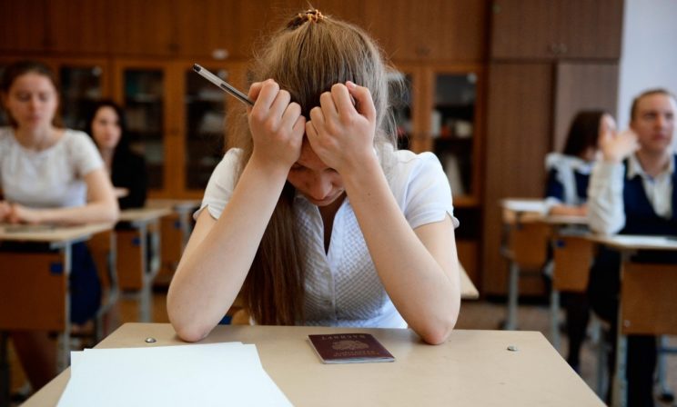 «За госсчет мы готовим детей к выезду за рубеж». Почему отменили ЕГЭ по английскому