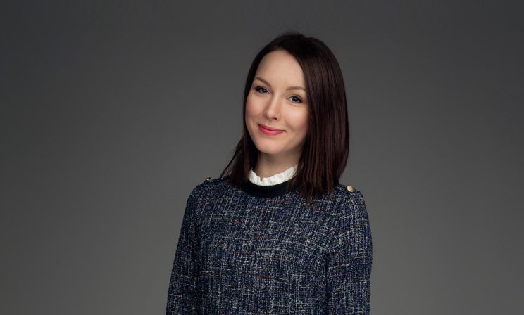 «Мама уехала навсегда, а мне пришлось учиться в интернате». Фотограф Ирина Калмыкова — о сиротстве и любви