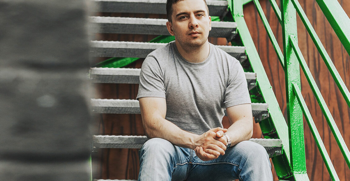 «Меня зовут Лев, и я заикаюсь». Стендап-комик с логоневрозом — о терапии сценой