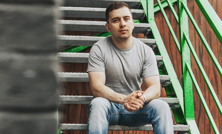 «Меня зовут Лев, и я заикаюсь». Стендап-комик с логоневрозом — о терапии сценой