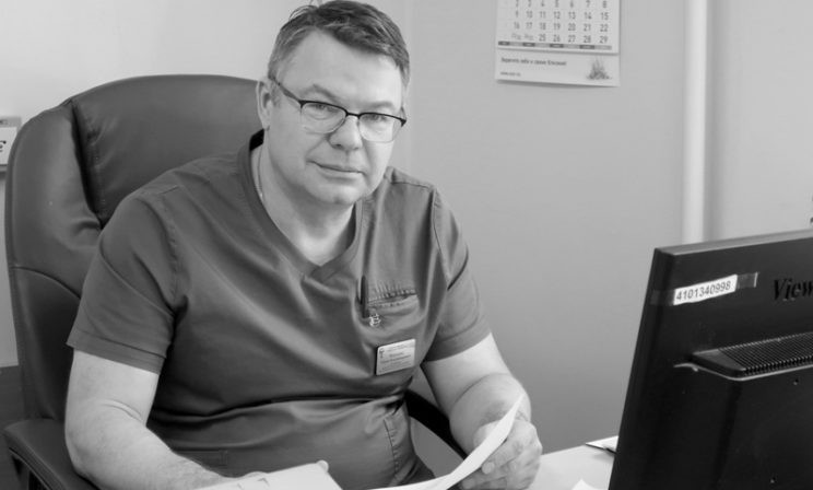 «Ему важно было продолжать работать в пандемию». Жена и коллеги — о погибшем хирурге Юрии Мансурове