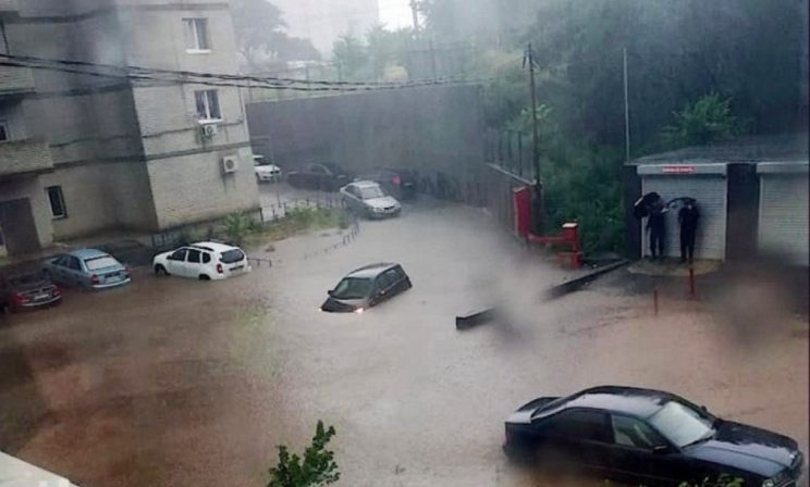 Ливни в Ростове-на-Дону. Под воду ушли машины, рухнула часть моста и затопило вокзал