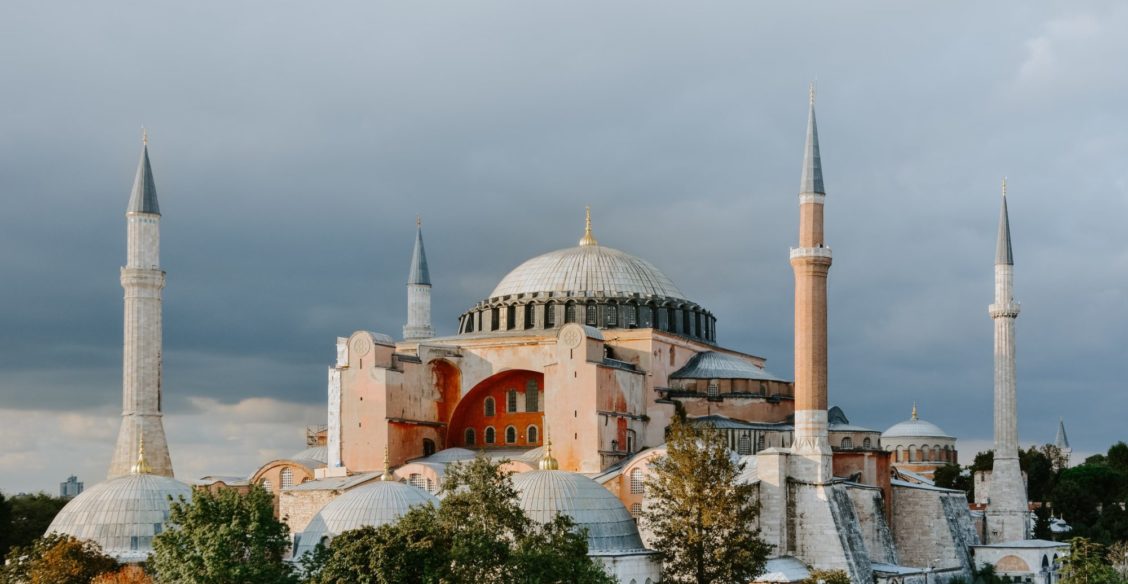 «Мы на пороге культурной катастрофы». Храм Святой Софии в Турции хотят превратить в мечеть