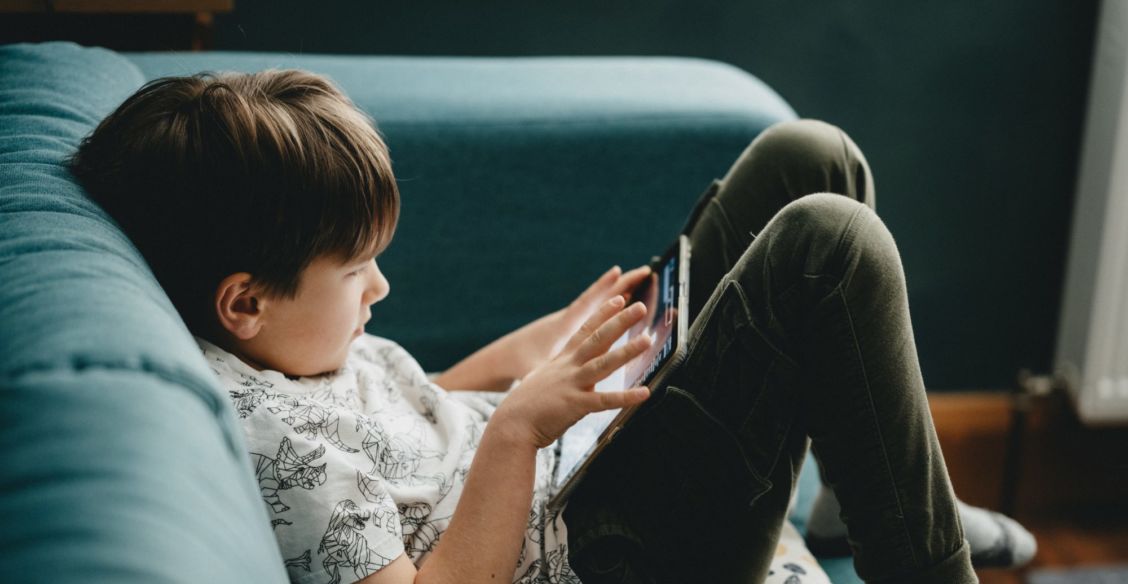 «Он лежит на диване и тупит в телефон». Учитель Лариса Артемова — о том, как детям отдыхать на каникулах