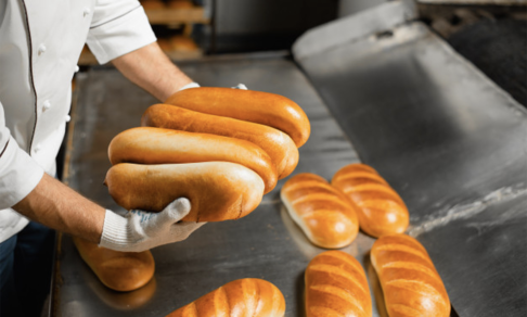 «Хлеб для всех, у кого есть нужда». Владелец пекарни раздает его пенсионерам и многодетным