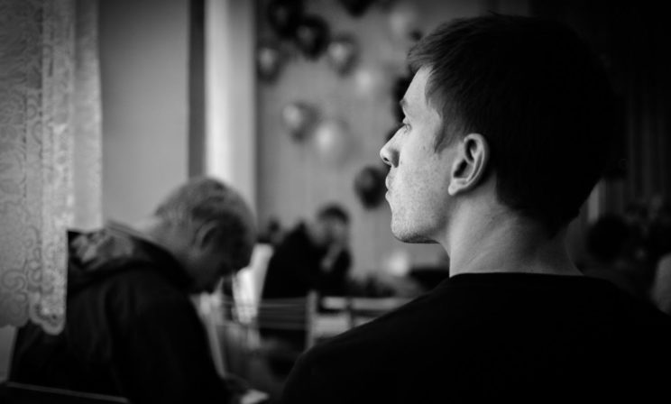 «Отец бил меня так, словно из него выходила боль». Саша носил маму на руках, а потом усыновил брата