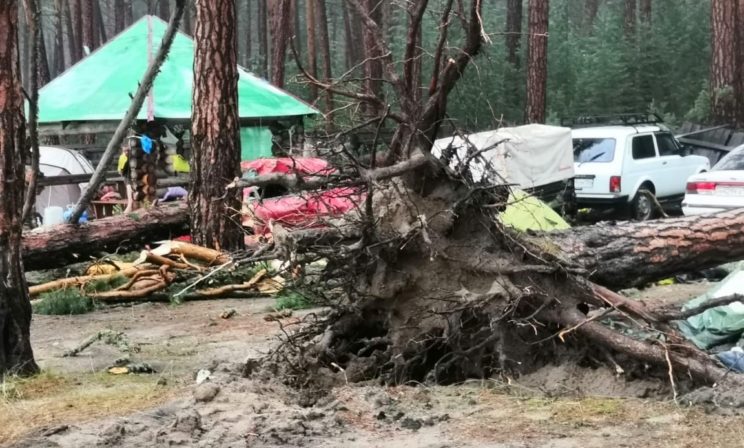 «Ветер смял палатку, а в ней были дети». В Красноярском крае ураган обрушился на лагерь туристов