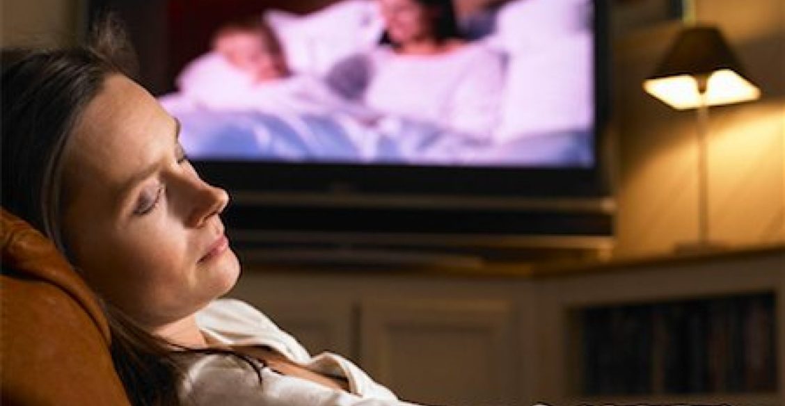 Сон у телевизора, гаджеты и другие убийцы отдыха. Как провести вечер, чтобы наконец выспаться