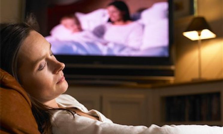 Сон у телевизора, гаджеты и другие убийцы отдыха. Как провести вечер, чтобы наконец выспаться