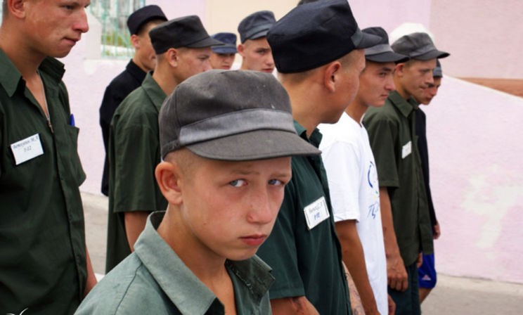 «Самое страшное в тюрьме — то, что к ней привыкаешь». Почему колония не меняет детей, совершивших преступление