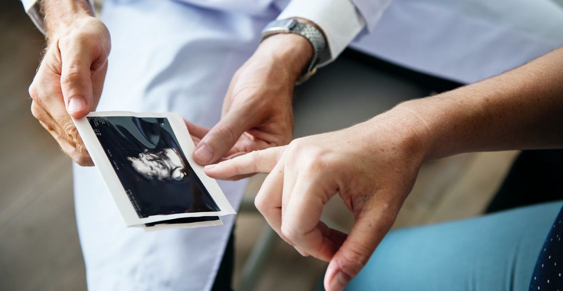 Сначала ей диагностировали бесплодие, а потом — рак. Но в больнице врачи сказали: «Вы беременны»