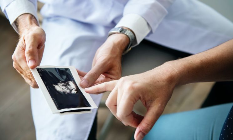 Сначала ей диагностировали бесплодие, а потом — рак. Но в больнице врачи сказали: «Вы беременны»