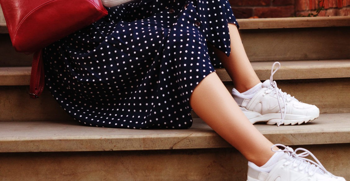 Кроссовки под платье. Ужасная мода, прекрасный стиль и можно ли такое оправдать?