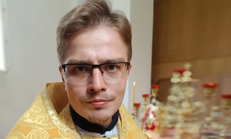 Где написано, что мужчине стыдно мыть пол? Священник Дионисий Костомаров — о том, как пережить бедность и кризис