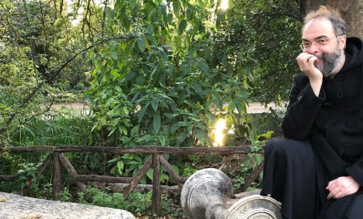 «Больно читать осуждение и сплетни» — священник Дионисий Костомаров о реакции на решение архимандрита Андрея (Конаноса)