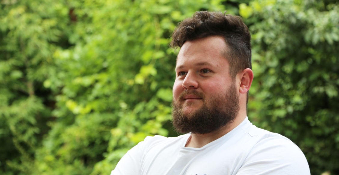 «Трогаю — только бинты, а ноги нет». Как после аварии и реанимации Арсений стал чемпионом и тренером