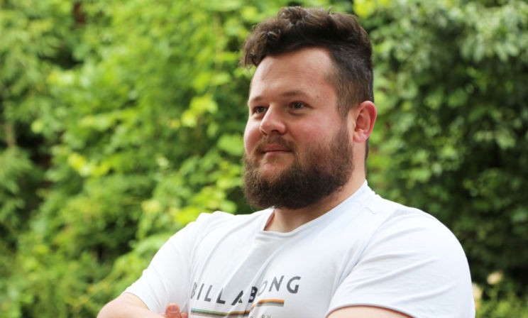 «Трогаю — только бинты, а ноги нет». Как после аварии и реанимации Арсений стал чемпионом и тренером