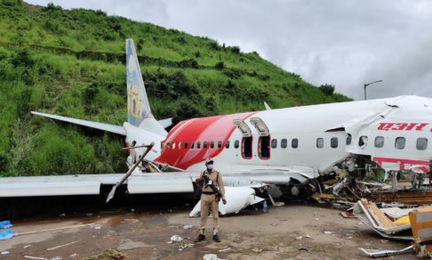 «Наш самолет раскололся надвое». Что вспоминают люди, выжившие в авиакатастрофе Air India Express