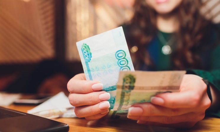 Банки снижают ставки по вкладам. Как сохранить деньги в кризис