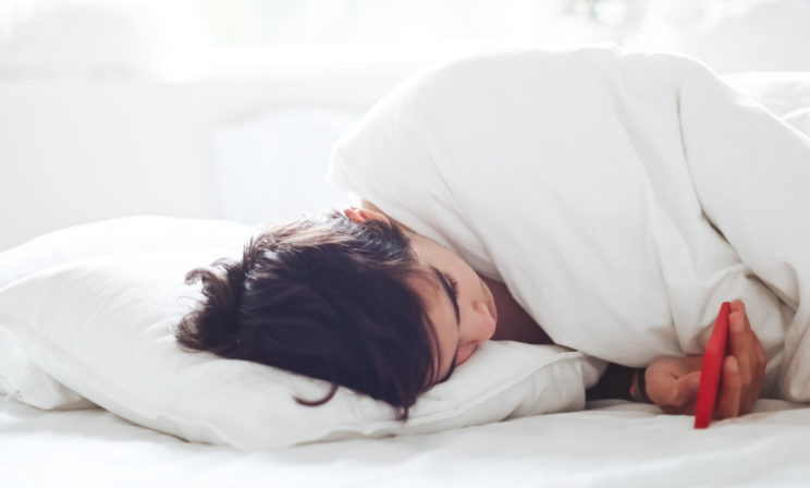 «Сынок, не ложись в кровать со смартфоном!» Как разговаривать с детьми про сон и режим дня