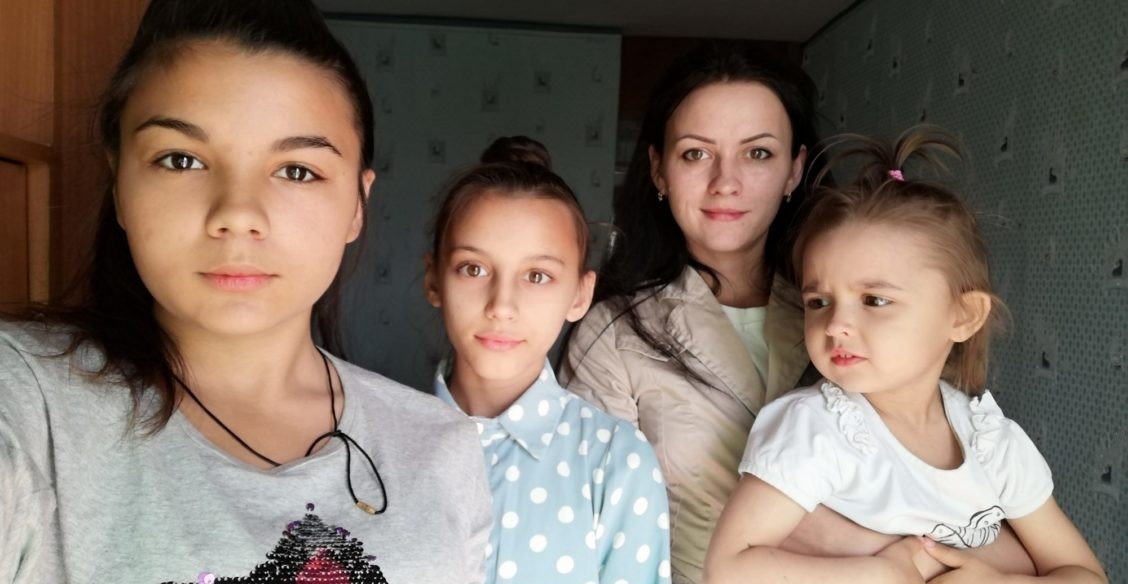 Наталья осталась одна с тремя детьми. Работы нет, а денег не хватает даже на еду
