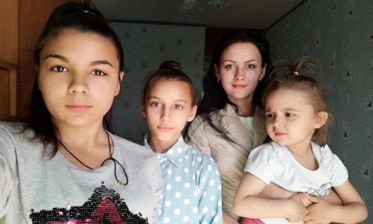 Наталья осталась одна с тремя детьми. Работы нет, а денег не хватает даже на еду