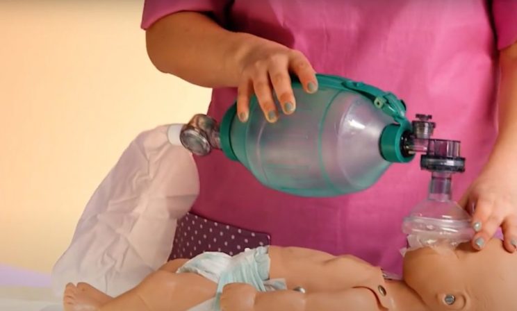 Помощь в экстренной ситуации: что делать, если ребенок не дышит